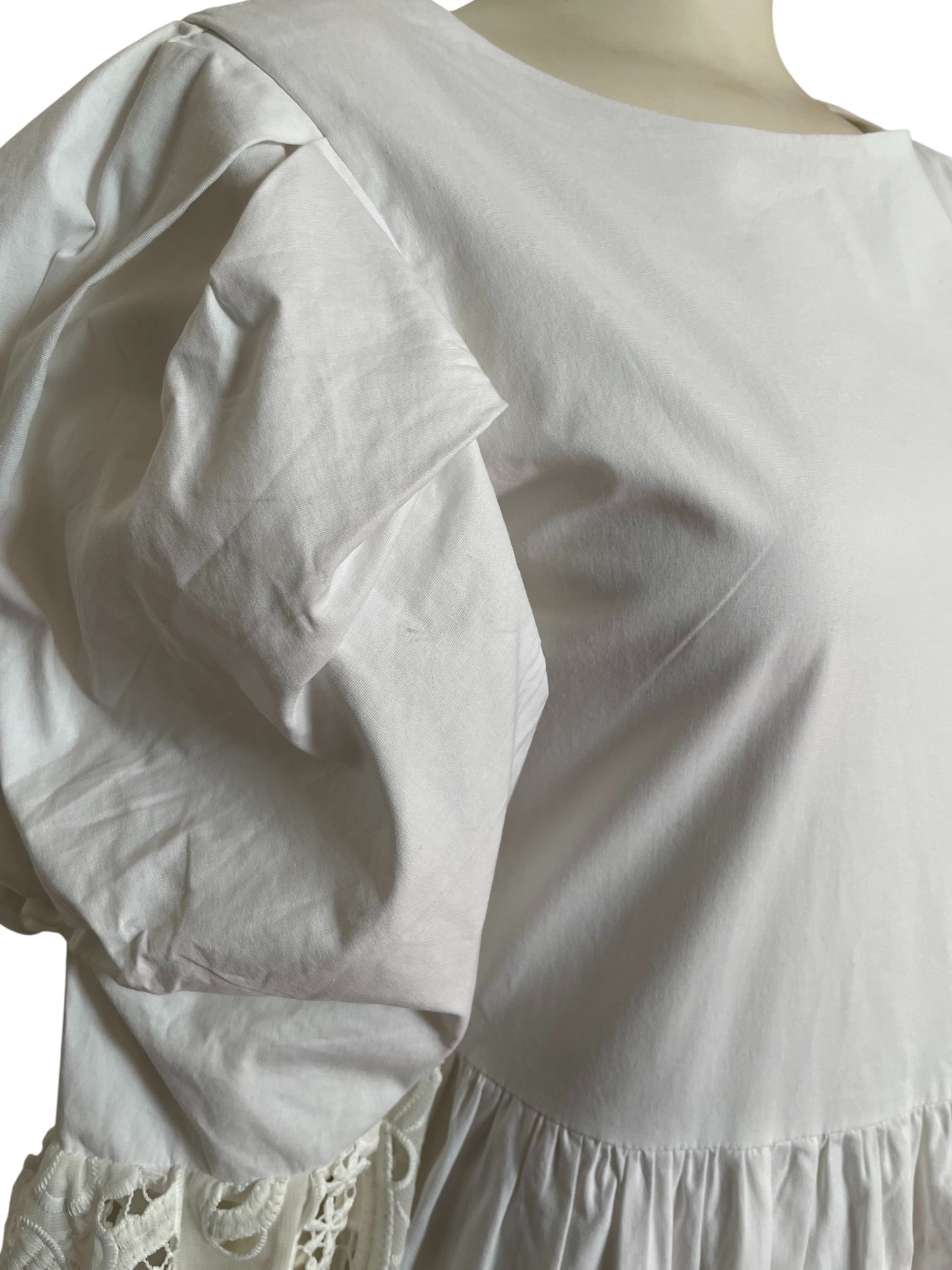 Vestido midi con ruedo bordado