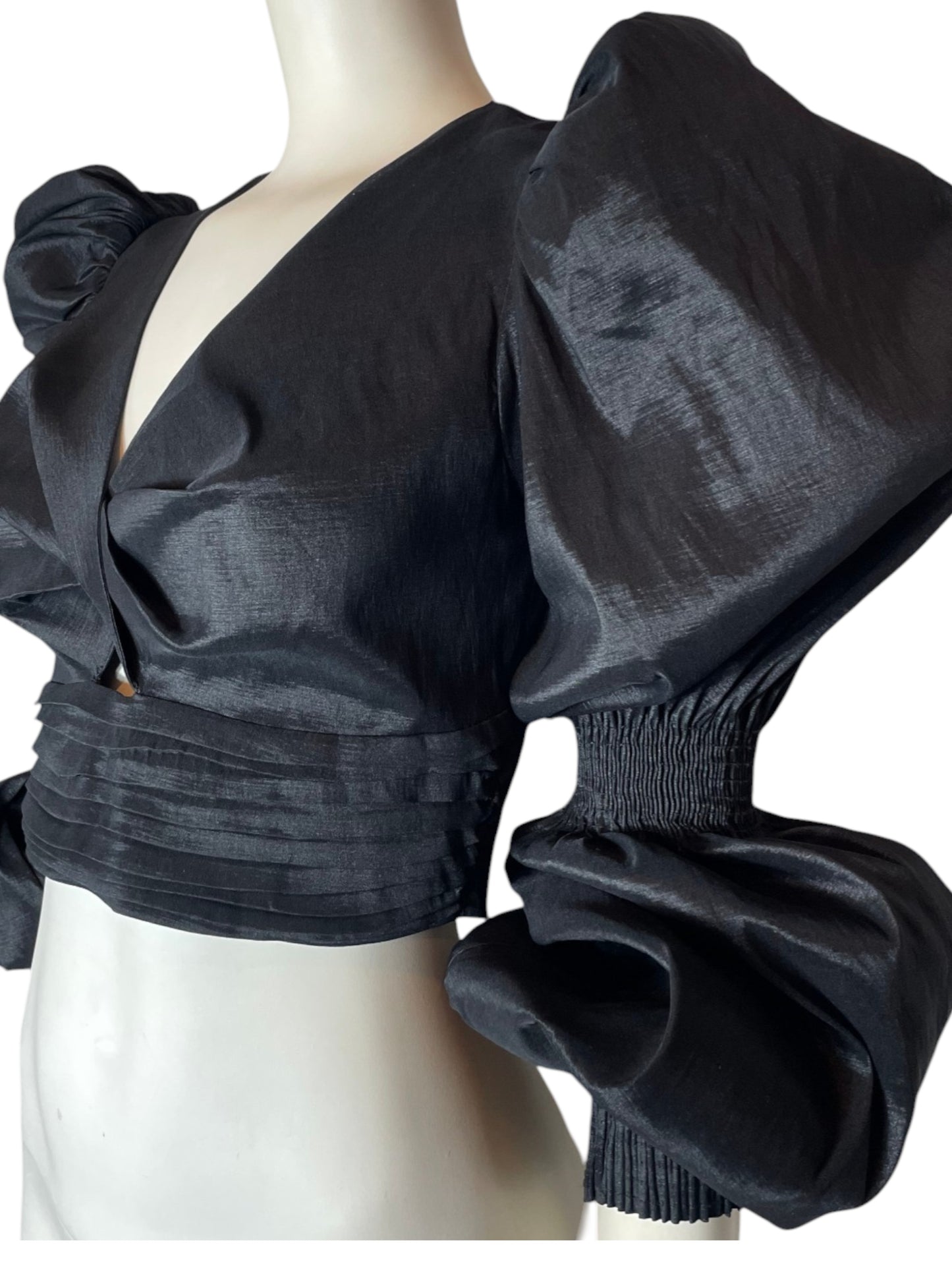 blusa negra con mangas
