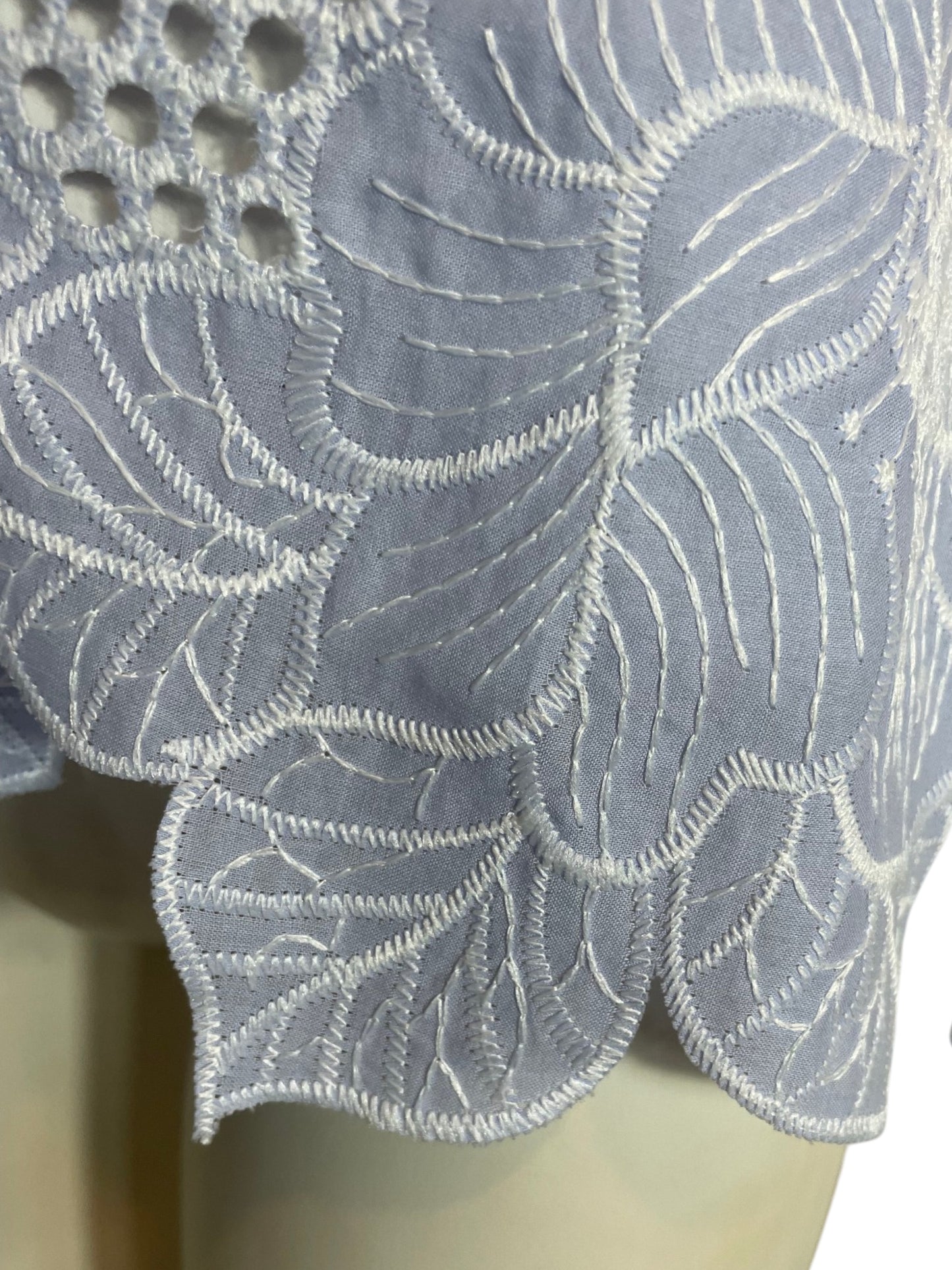 blusa sin mangas flores azules