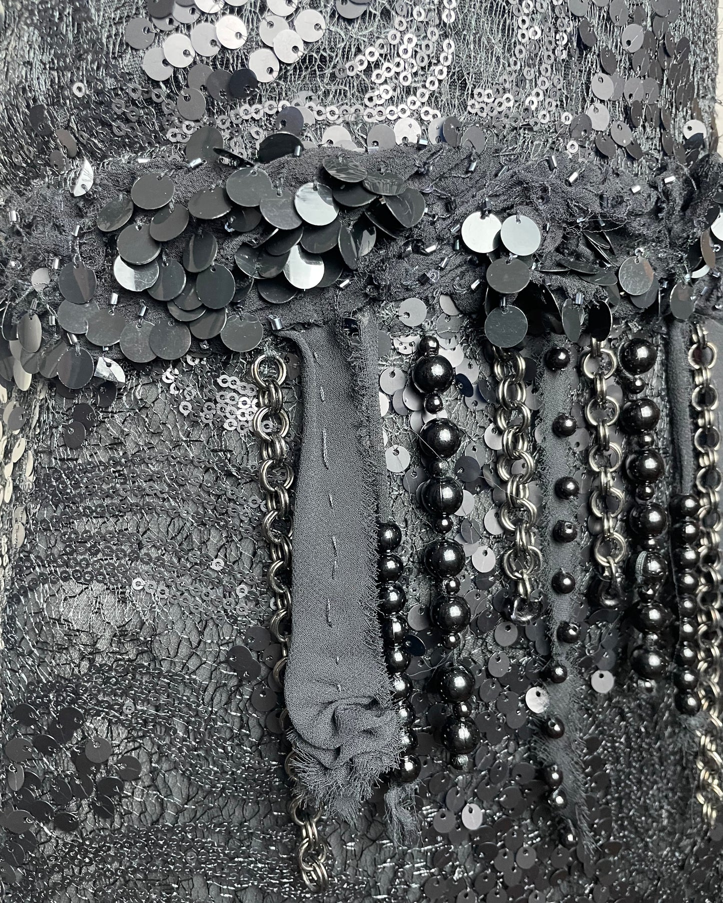 Vestido recamado negro