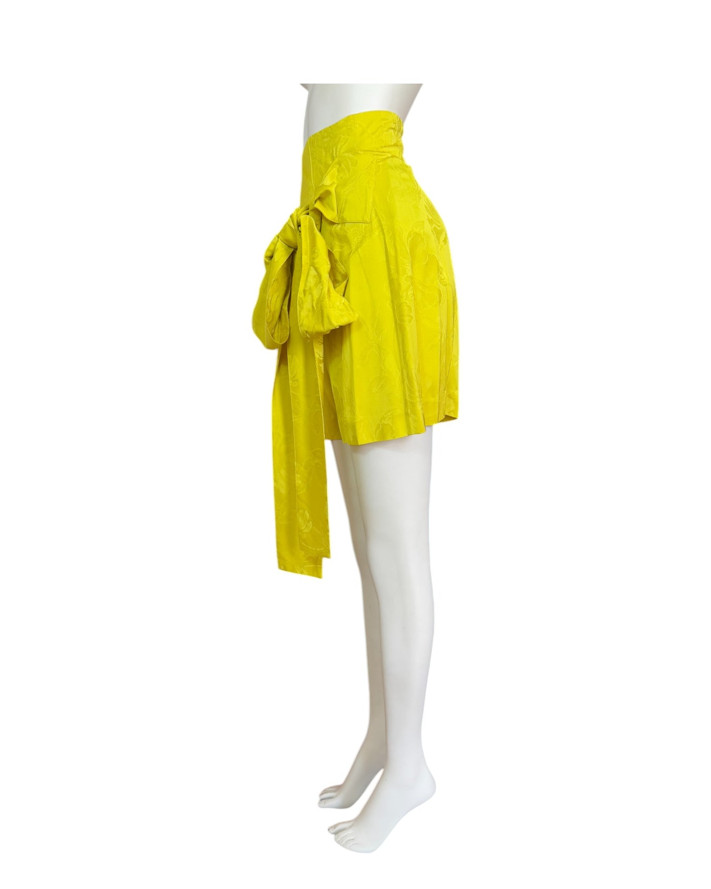 Short Amarillo Satinado