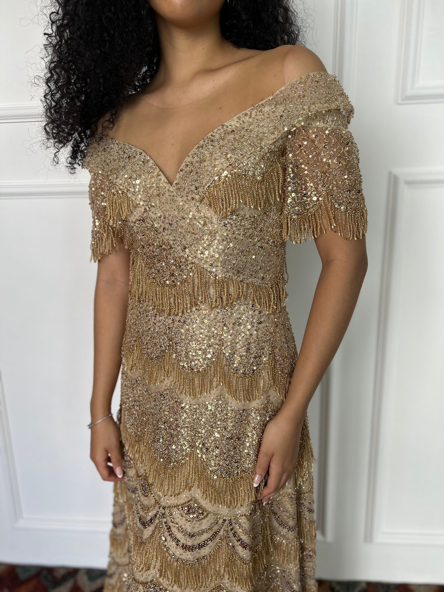 vestido piedras dorado