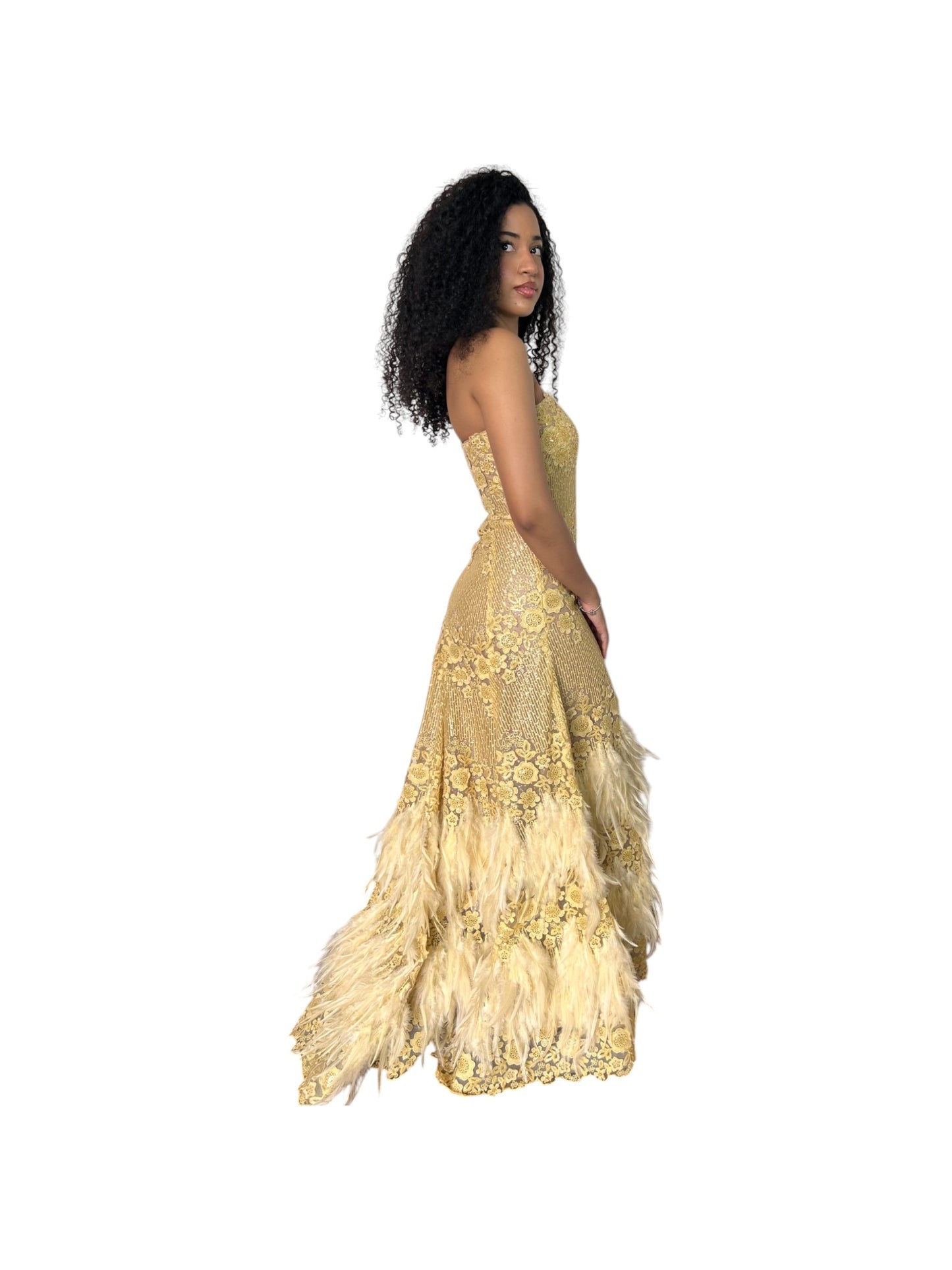 vestido de fiesta amarillo/dorado con pluma