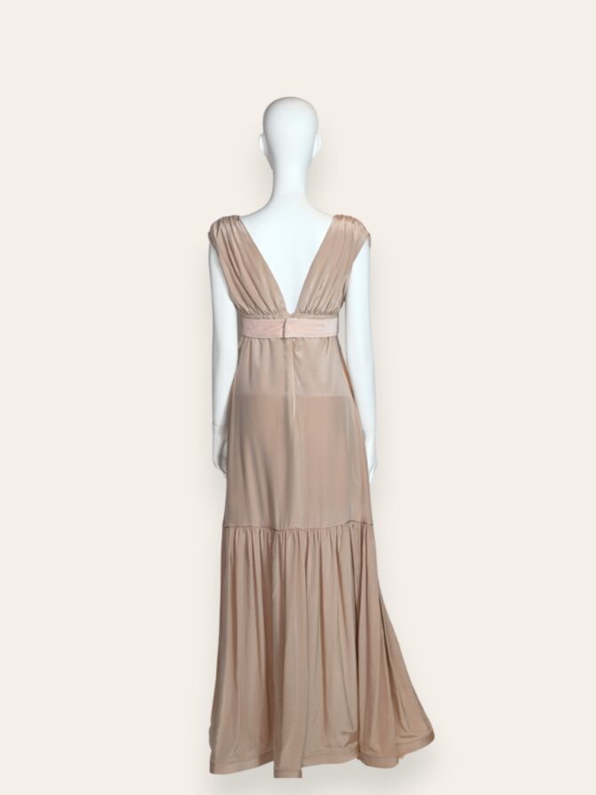 Vestido palo rosa con cinturon plumas