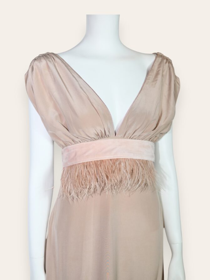 Vestido palo rosa con cinturon plumas