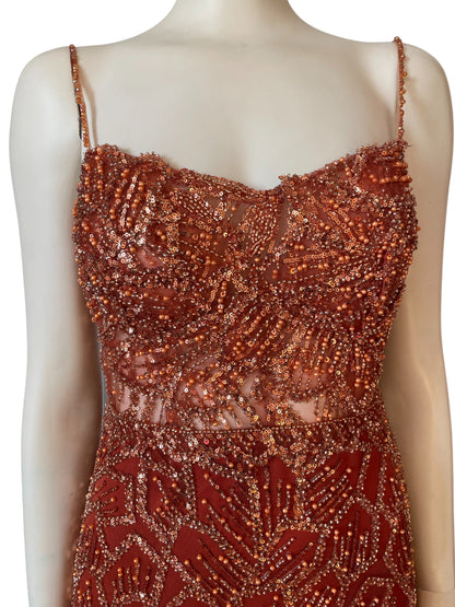 vestido recamado en piedras rojo