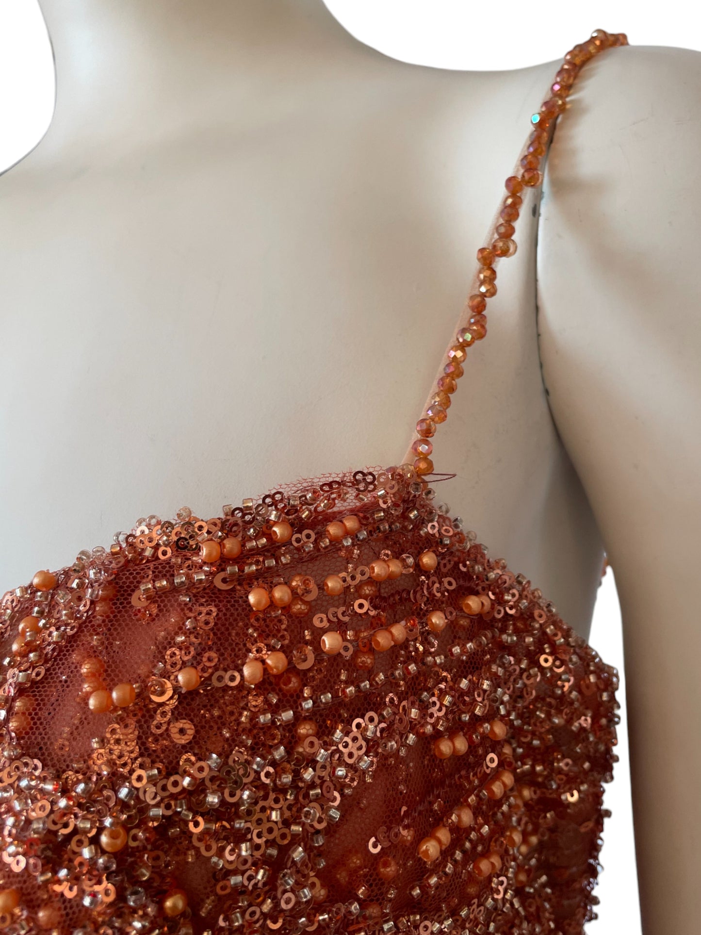 vestido recamado en piedras rojo