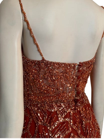 vestido recamado en piedras rojo