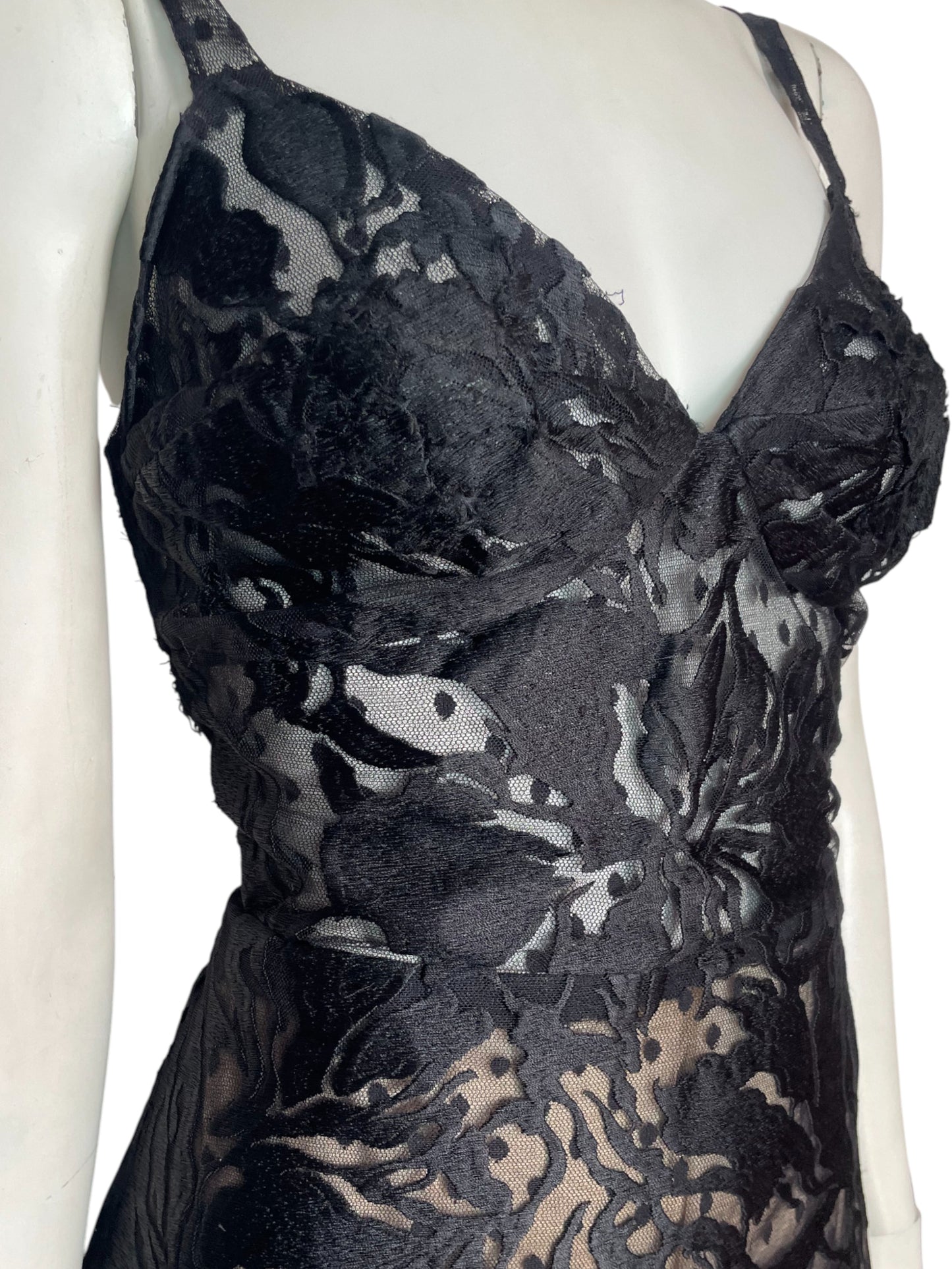 vestido negro en encaje