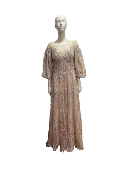 vestido recamado con mangas