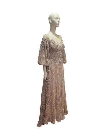 vestido recamado con mangas