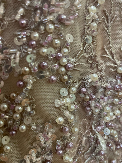 vestido recamado con mangas