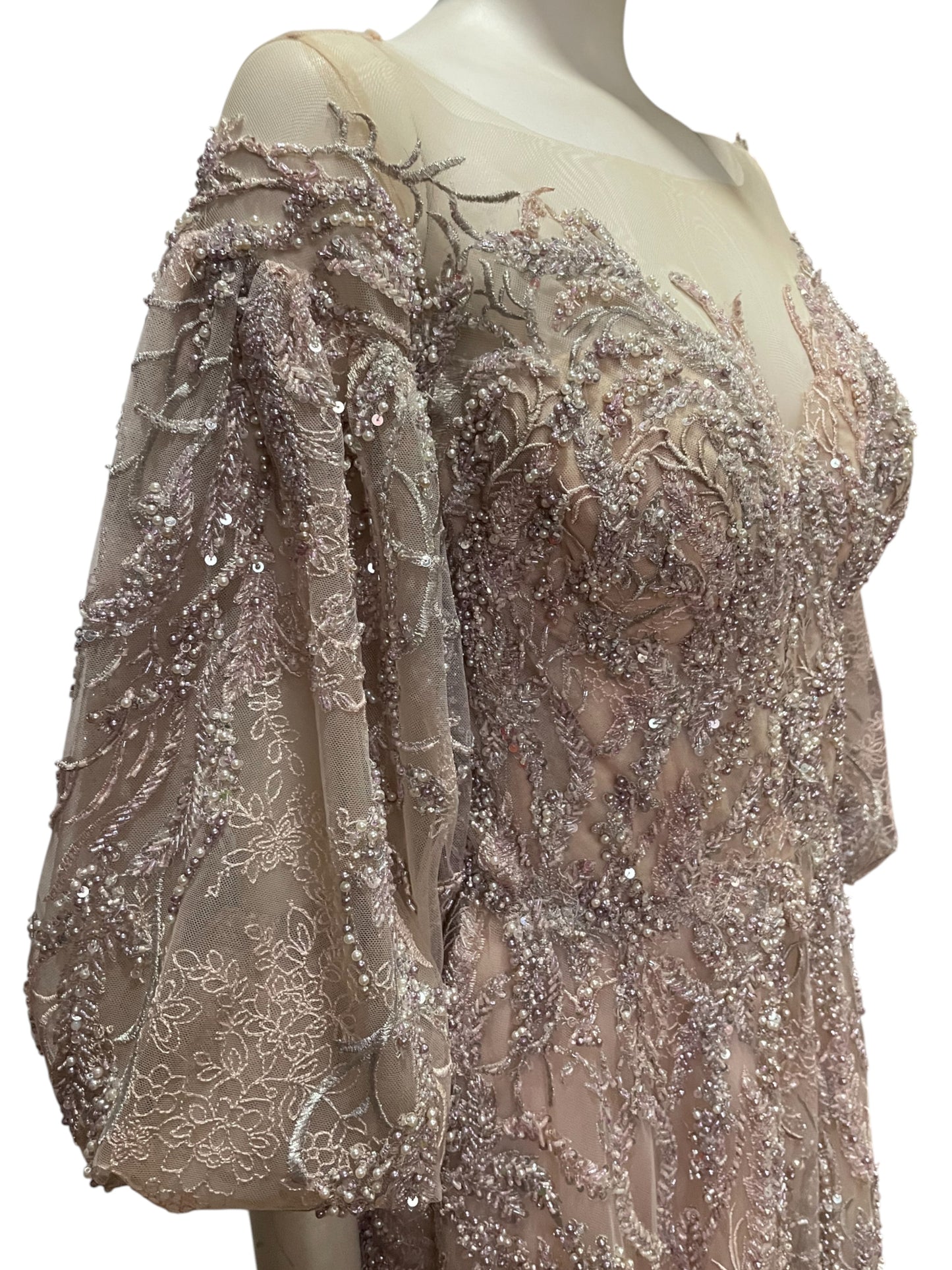 vestido recamado con mangas