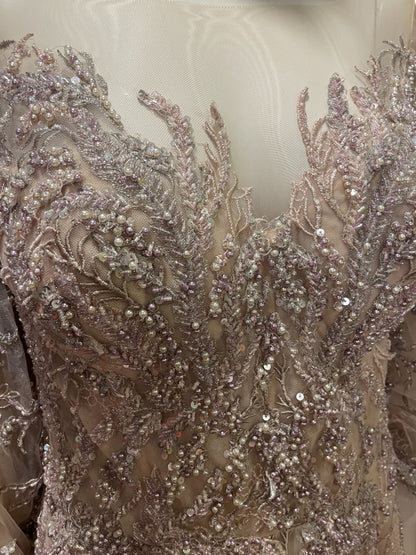 vestido recamado con mangas