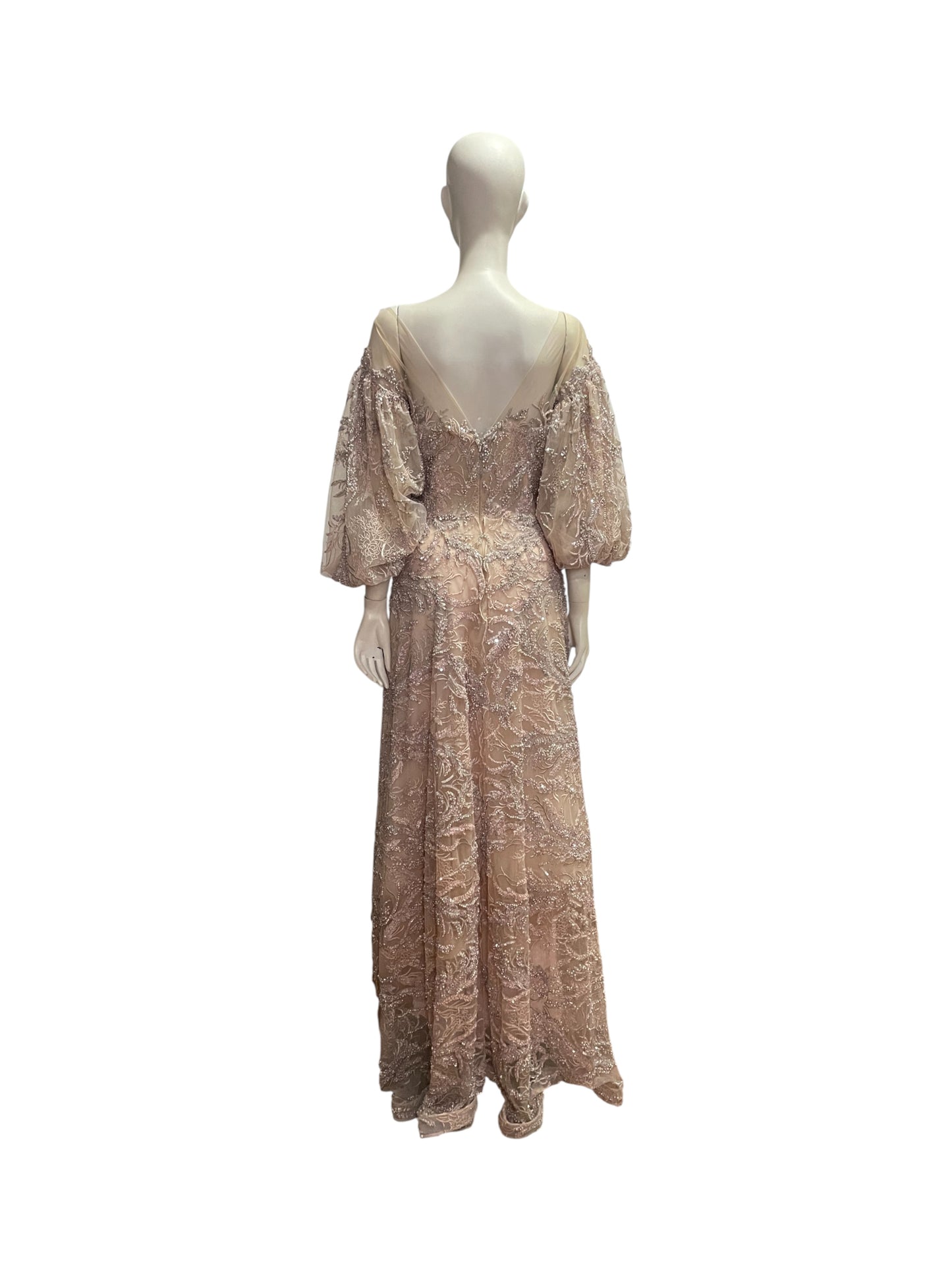 vestido recamado con mangas