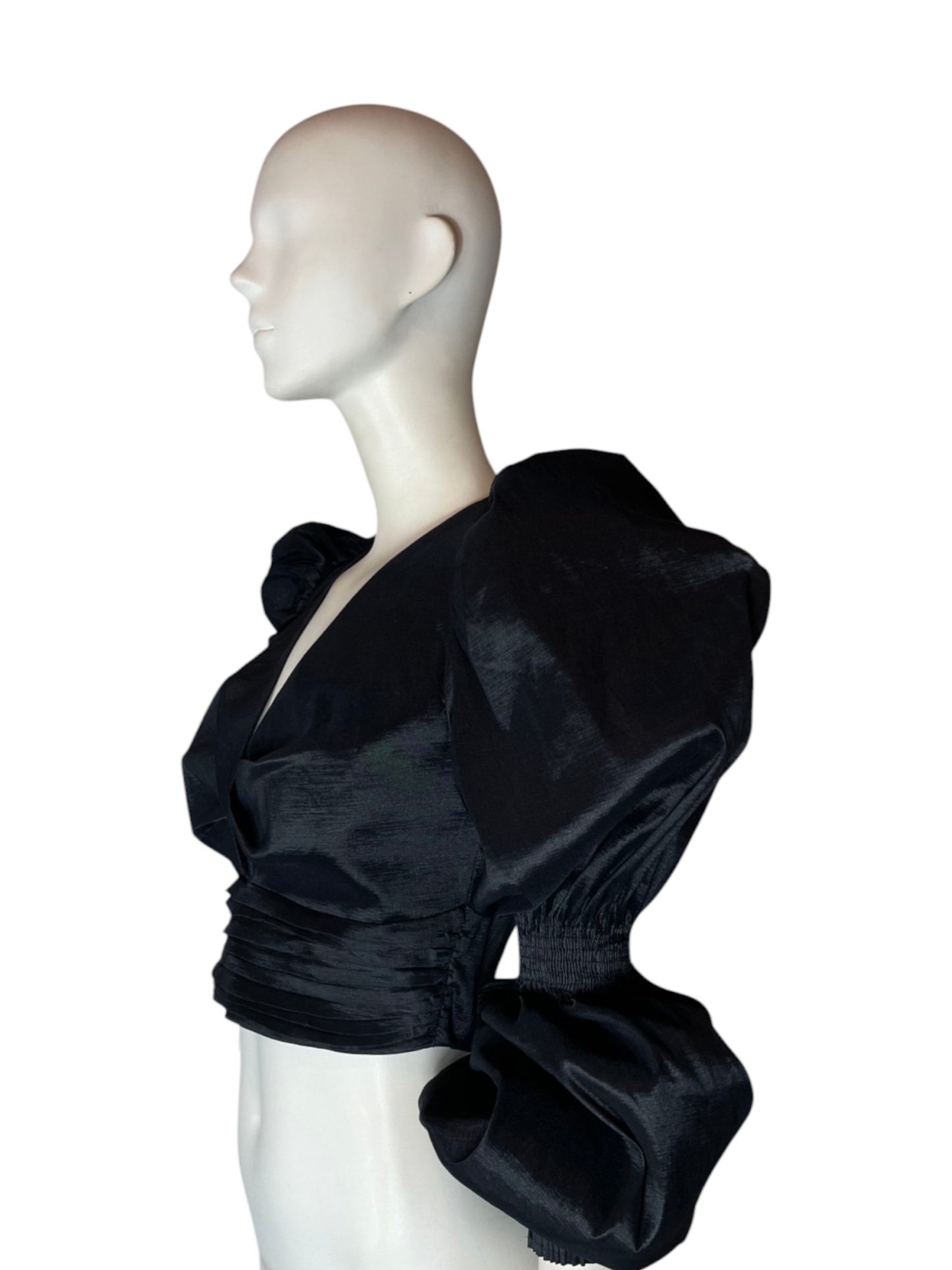 blusa negra con mangas