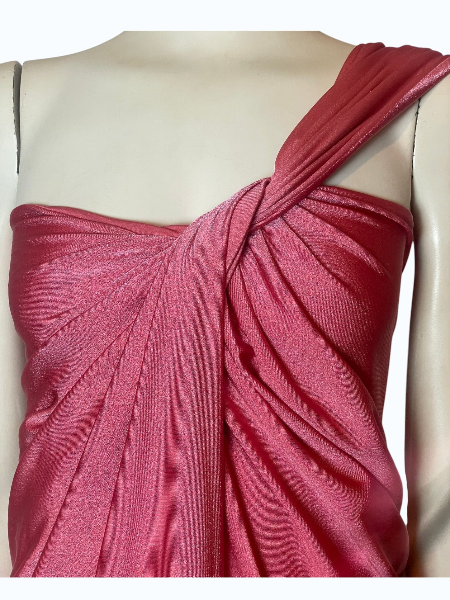 Vestido medio hombro rosado