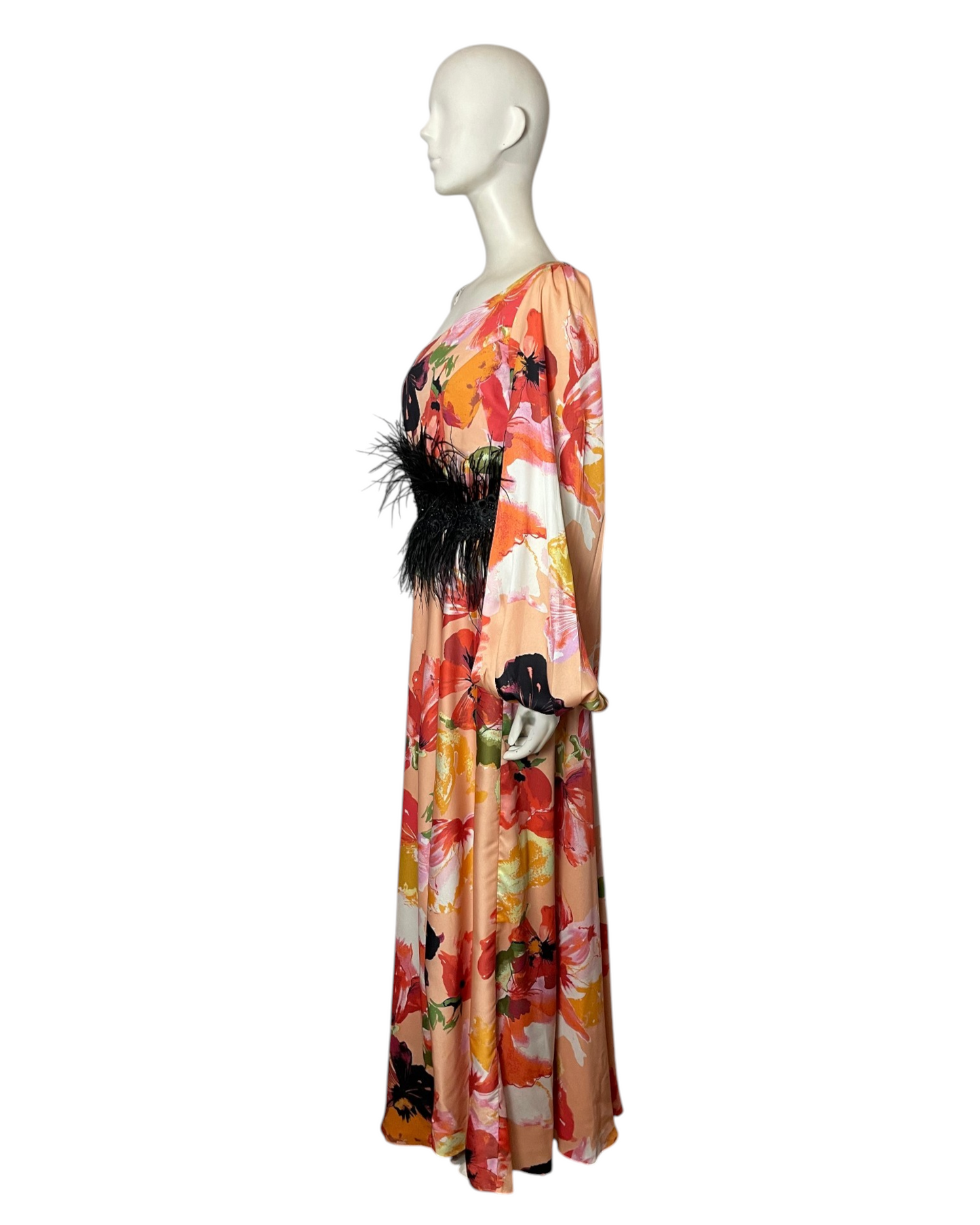 Maxi dress naranja con plumas