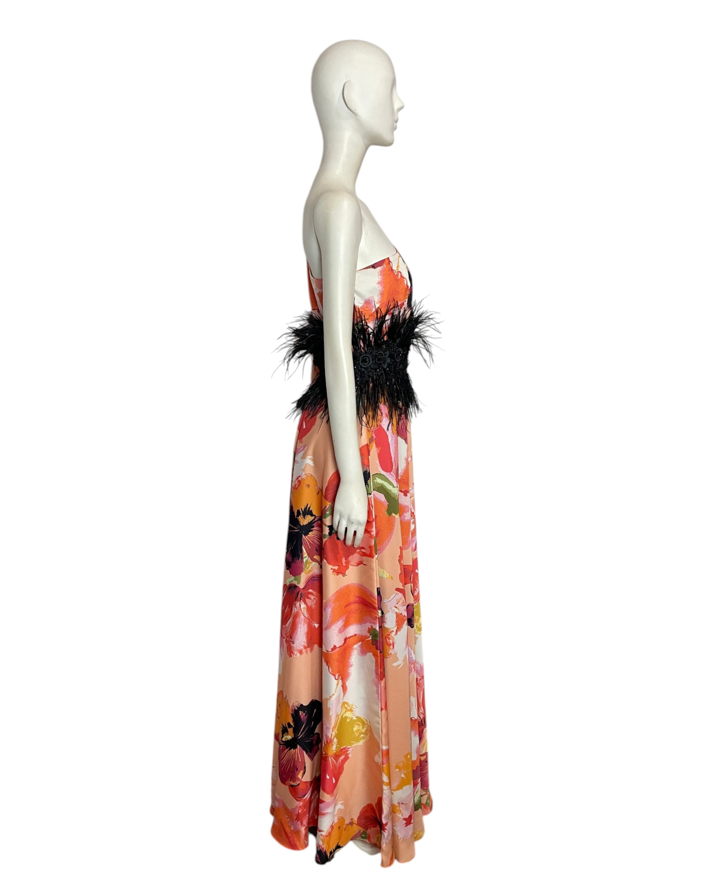 Maxi dress naranja con plumas