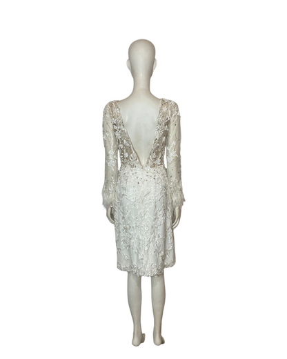Vestido midi mangas plumas