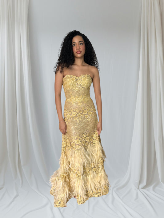 vestido de fiesta amarillo/dorado con pluma