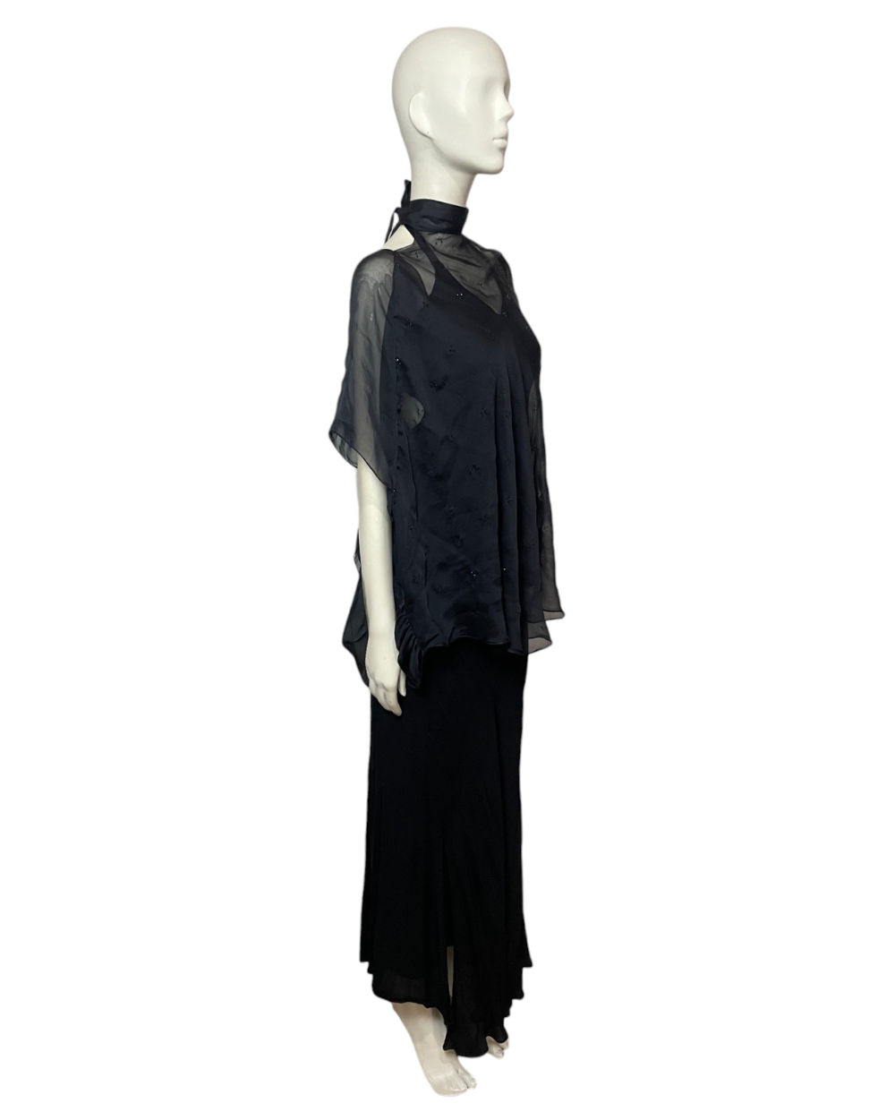 Vestido negro sobre puesto