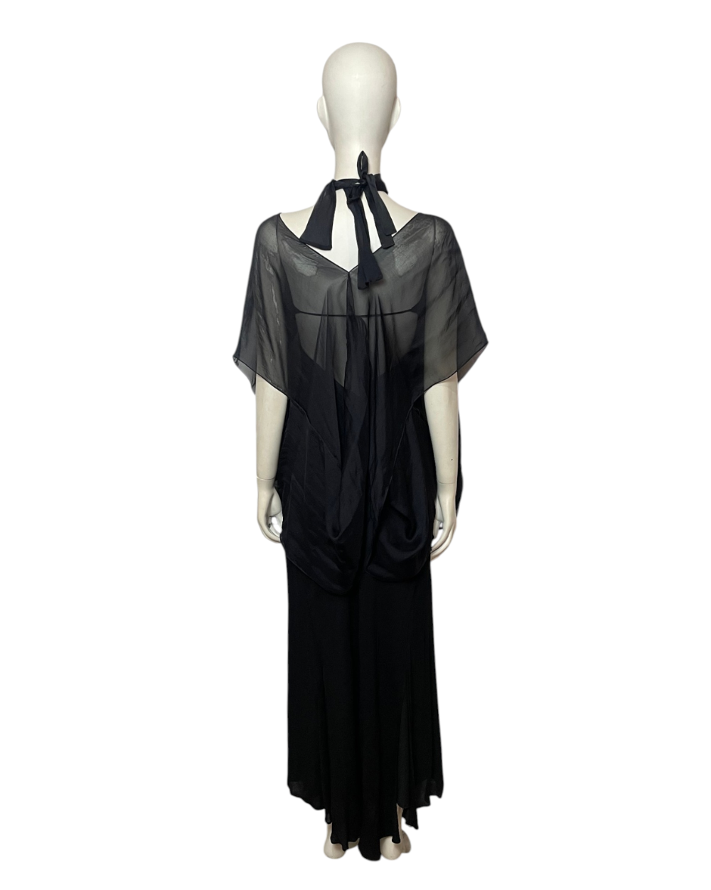 Vestido negro sobre puesto