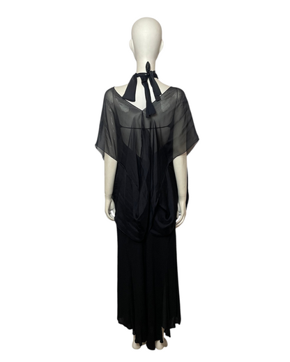 Vestido negro sobre puesto