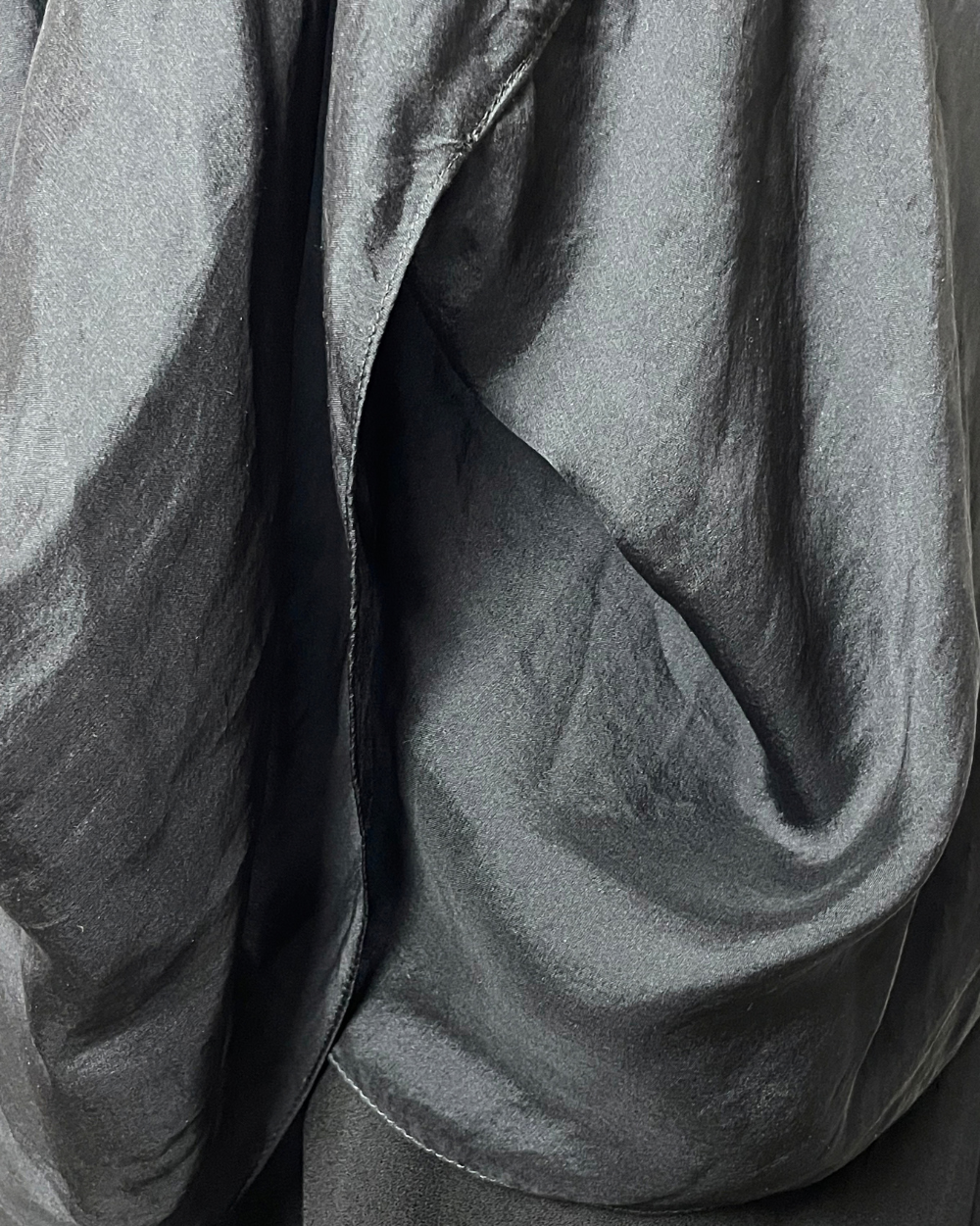 Vestido negro sobre puesto