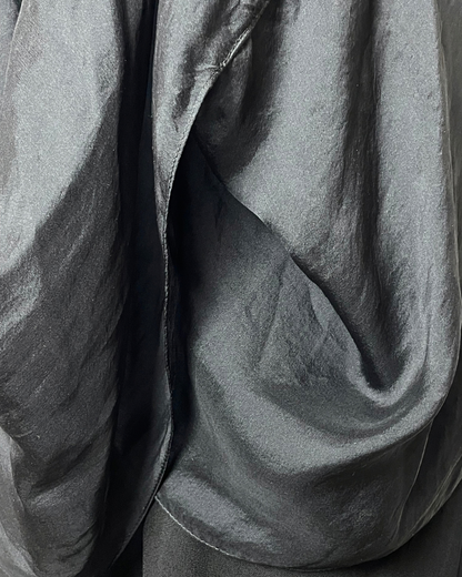 Vestido negro sobre puesto