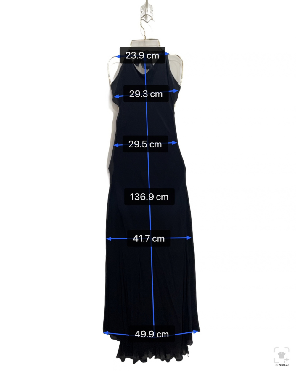 Vestido negro sobre puesto