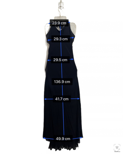 Vestido negro sobre puesto