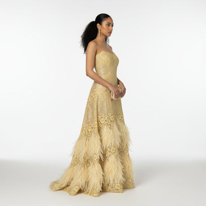 vestido de fiesta amarillo/dorado con pluma