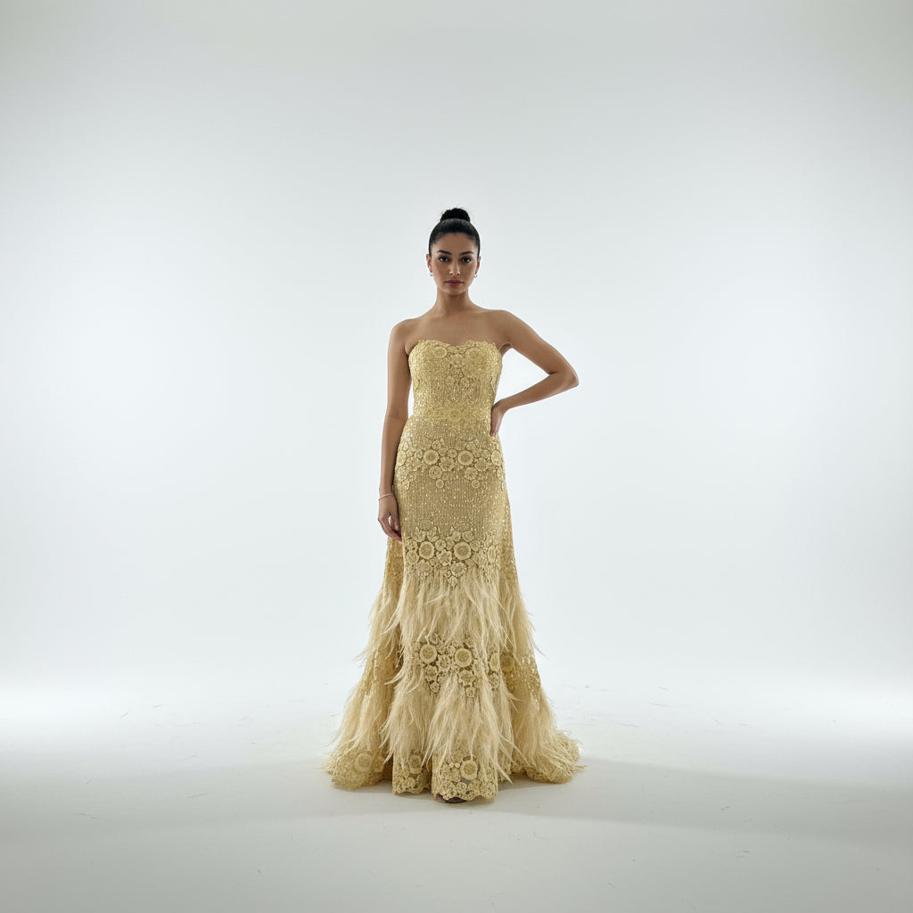 vestido de fiesta amarillo/dorado con pluma