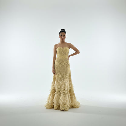 vestido de fiesta amarillo/dorado con pluma