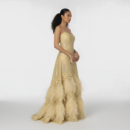 vestido de fiesta amarillo/dorado con pluma