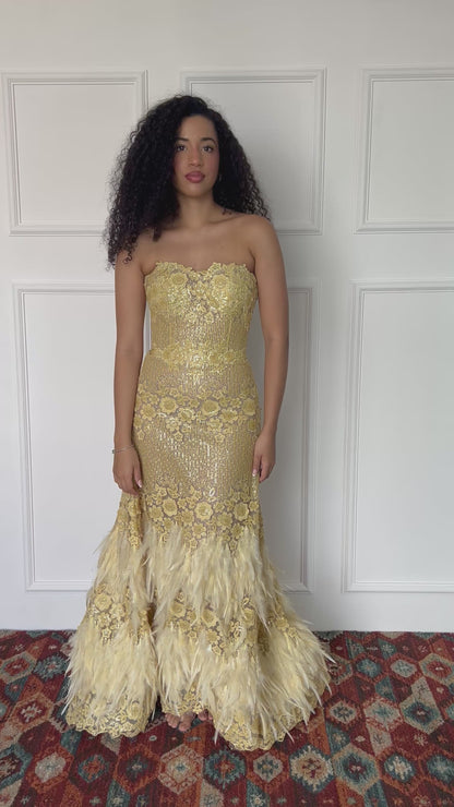 vestido de fiesta amarillo/dorado con pluma
